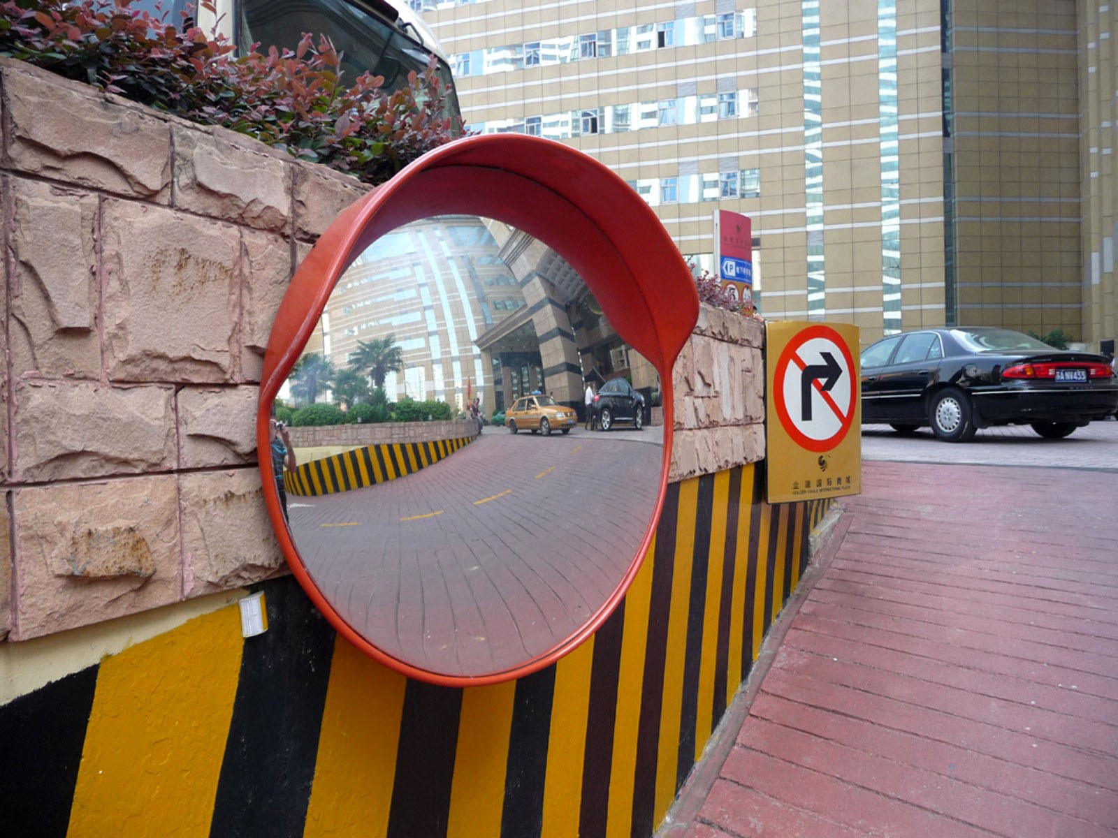 Convex safety mirror with visor