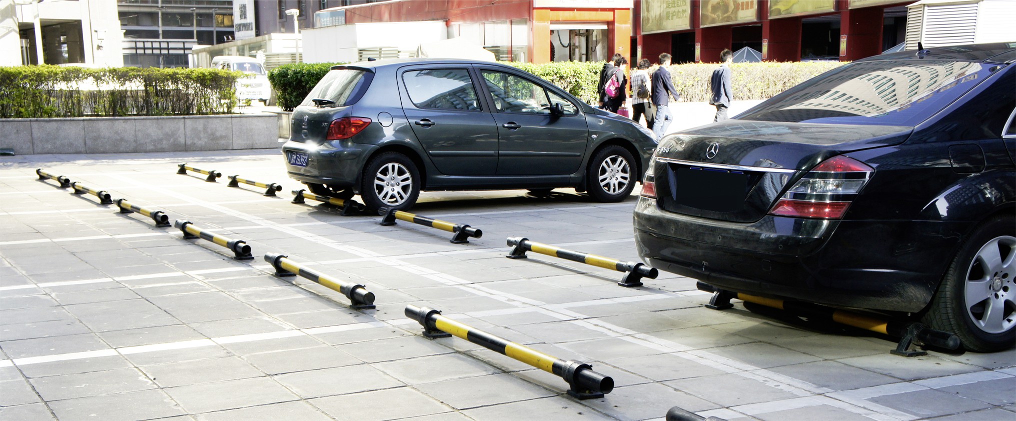 Black/Yellow steel and cast iron parking stop