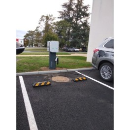 Black/Yellow rubber parking stop