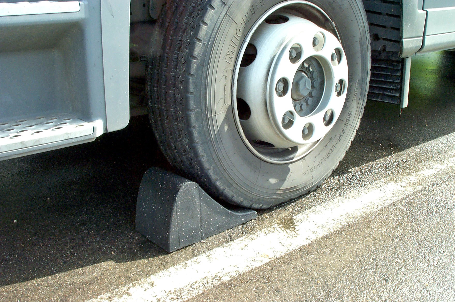 Heavy-duty wheel chock