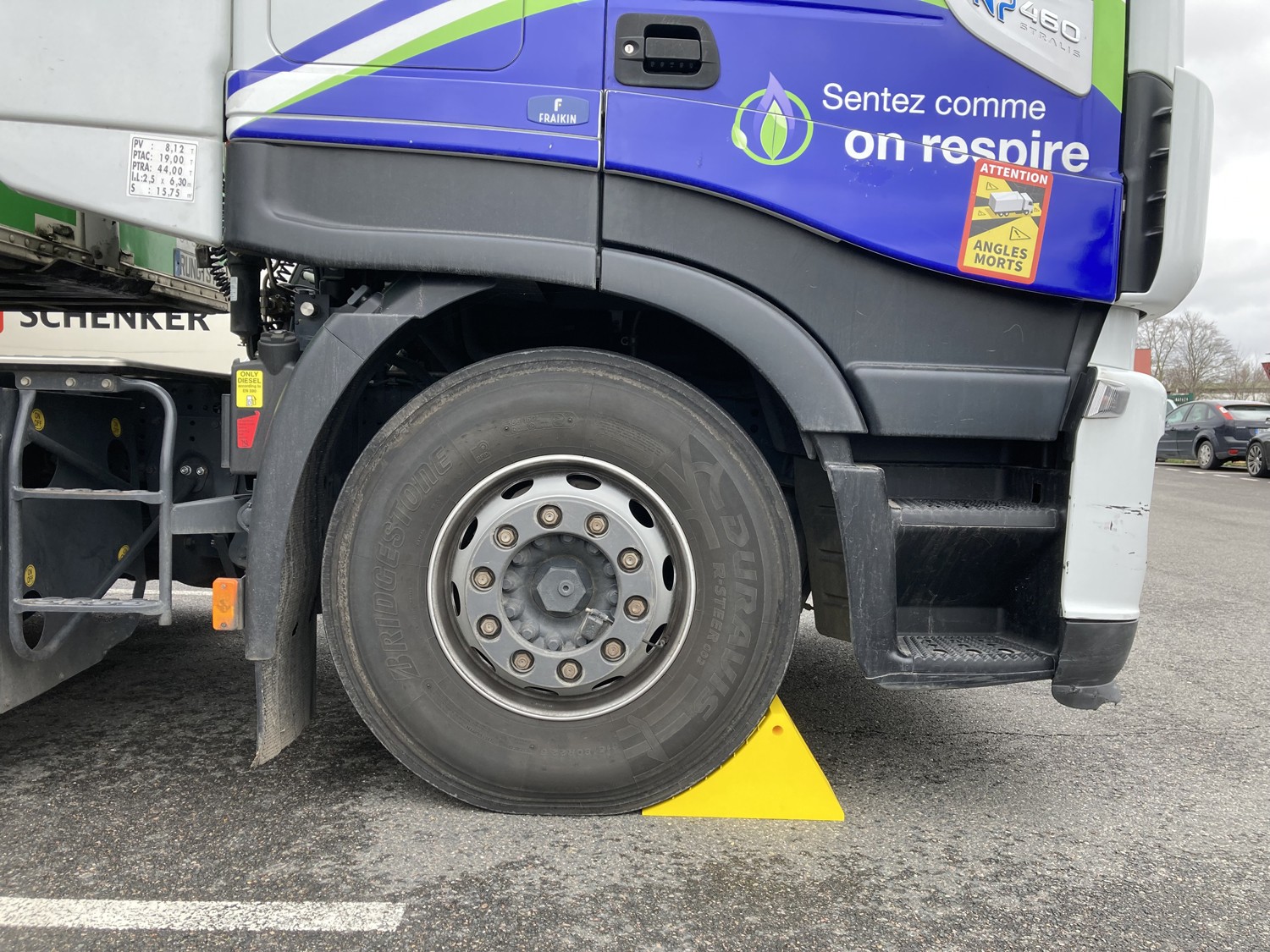 Heavy-duty wheel chock