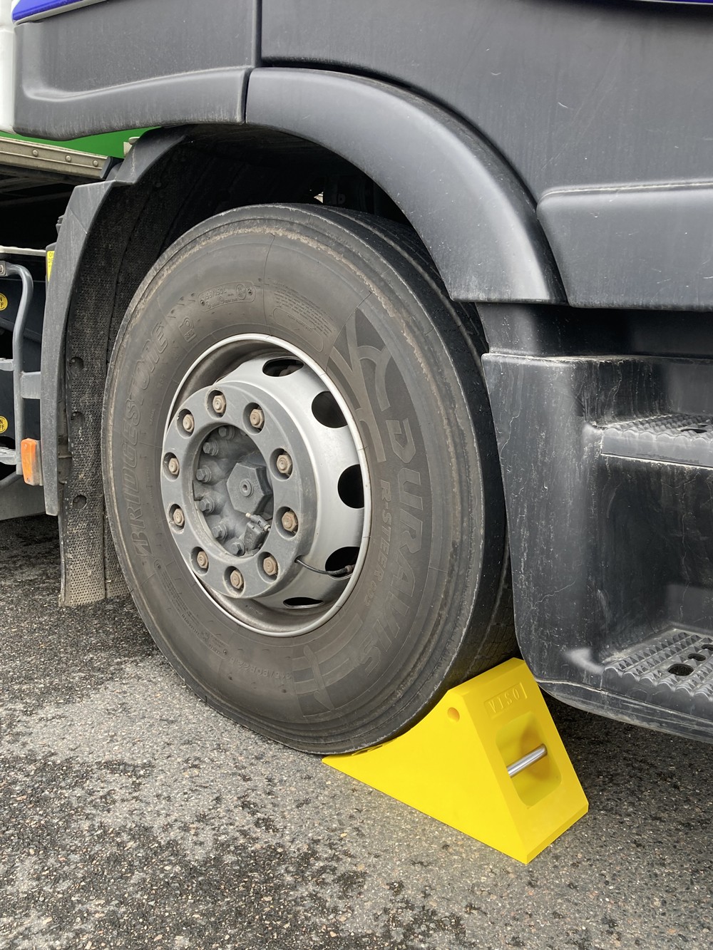 Heavy-duty wheel chock