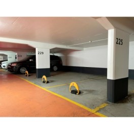 Automatic parking bollard