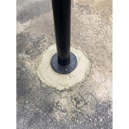 Base à sceller pour poteau à mémoire de forme