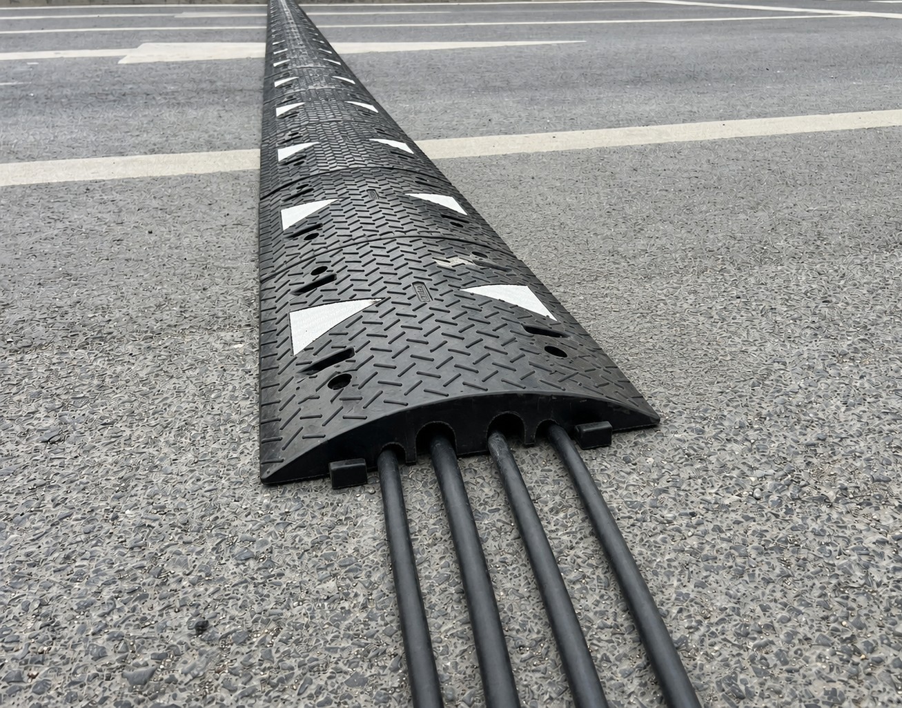 Passe-câbles poids lourds 4 canaux - 2 x Ø 100 mm + 2 x Ø 55 mm