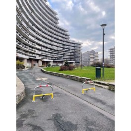 High-resistance spring-loaded parking bollard