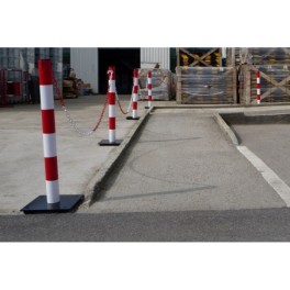 Poteau metal avec base a roulette