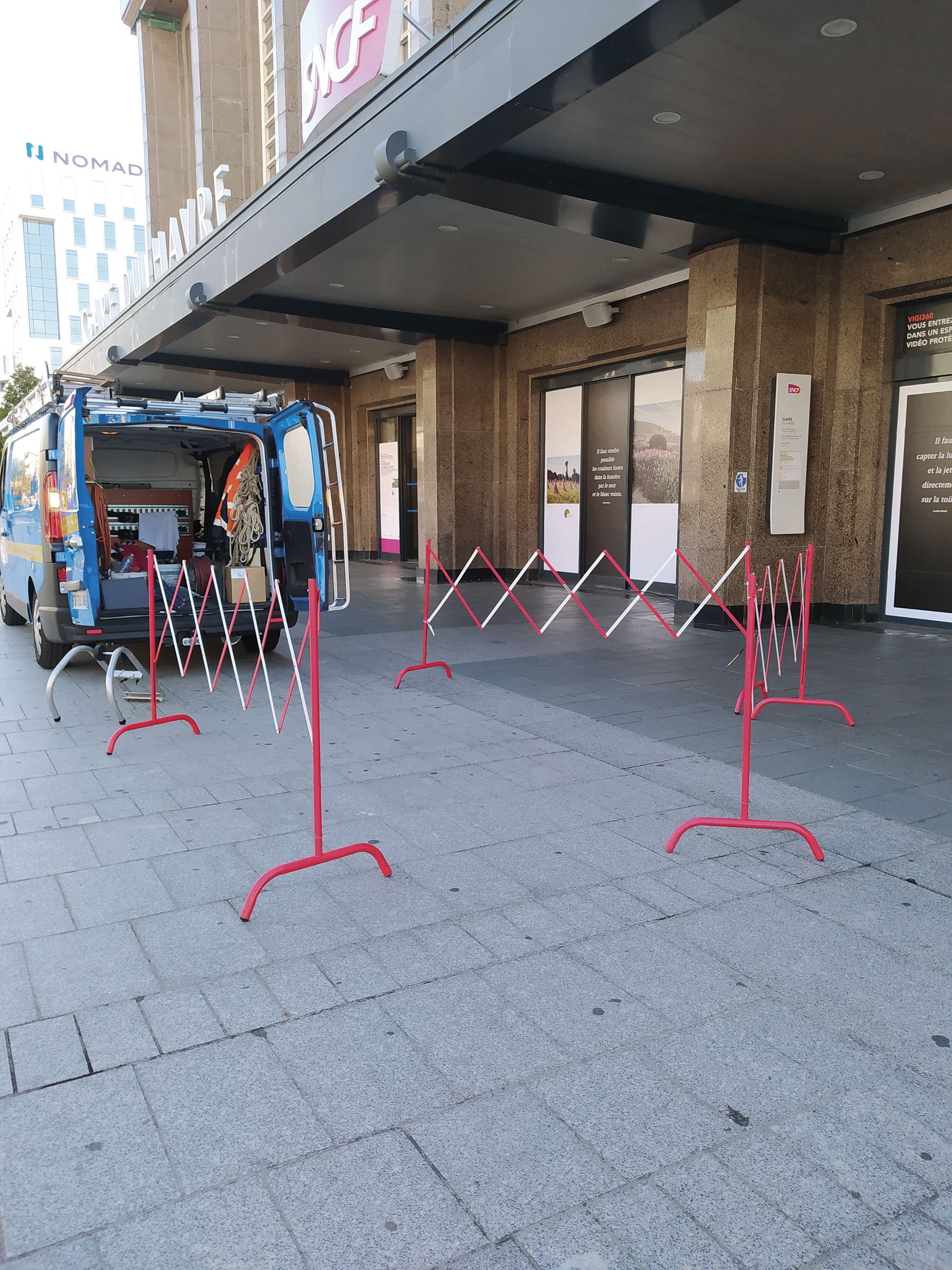 Extendable construction barrier