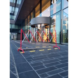 Extendable construction barrier