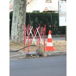 Square extendable construction barrier