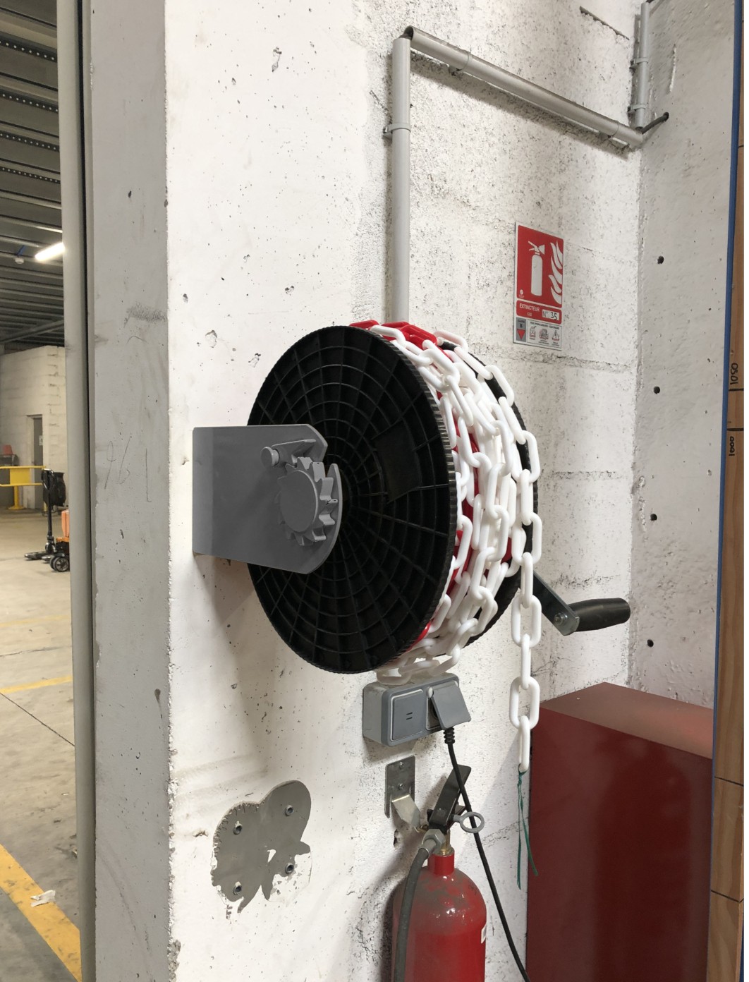 Chain reel dispenser