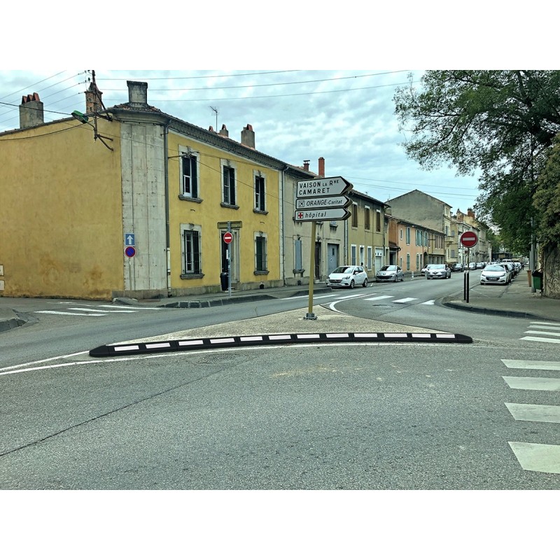 Traffic island kerb