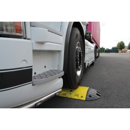 Heavy-duty speed bump end cap 50 T - 15 km/h