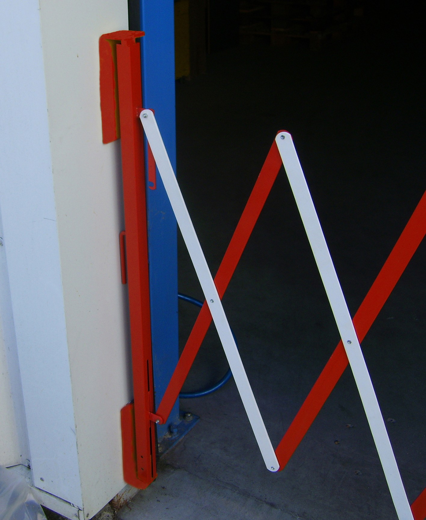 Accessory for expandable security barrier